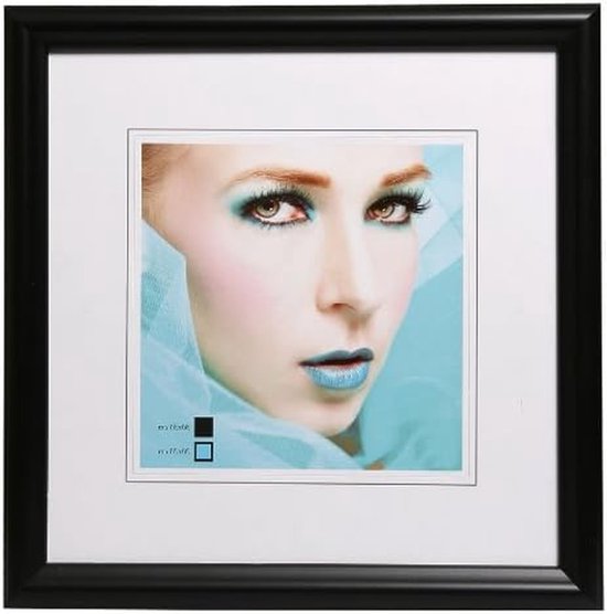 Zwarte vierkante fotolijst met witte passe-partout en een portretfoto van een vrouw met blauwe make-up.