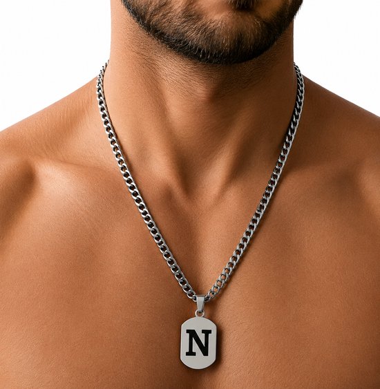 Buste van een man met een zilverkleurige schakelketting met een rechthoekige hanger met de letter N.