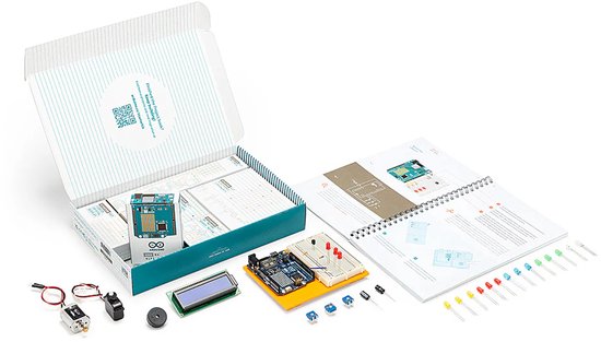 Een open doos met de inhoud van een Arduino starterkit, inclusief een Arduino-bord, boek en diverse elektronische componenten.