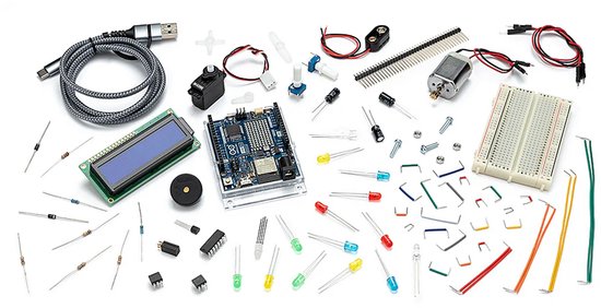Een verzameling elektronische componenten, waaronder een Arduino-bord, LED's, weerstanden, een breadboard en een USB-kabel.
