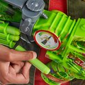 Close-up van de zijkant van een groene Nerf blaster met een rode en gele meter en een hand die een groene dart vasthoudt.