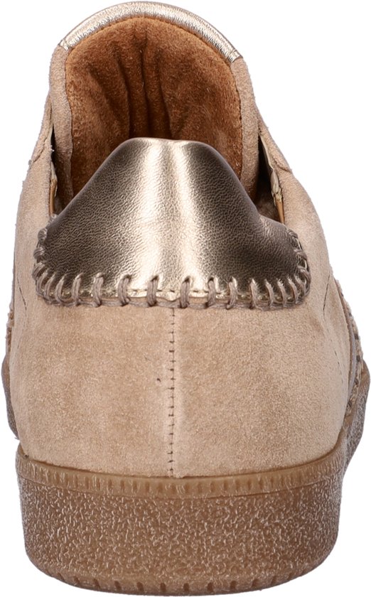 Achterkant van een beige Gabor suède sneaker met gouden hielkap en decoratieve stiksels.