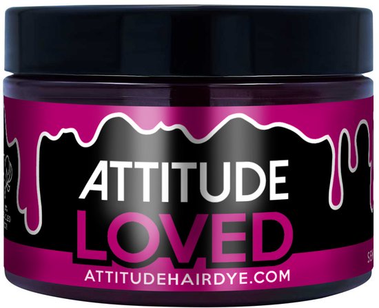 Pot met roze haarverf met de tekst "ATTITUDE LOVED" en "ATTITUDEHAIRDRYE.COM".
