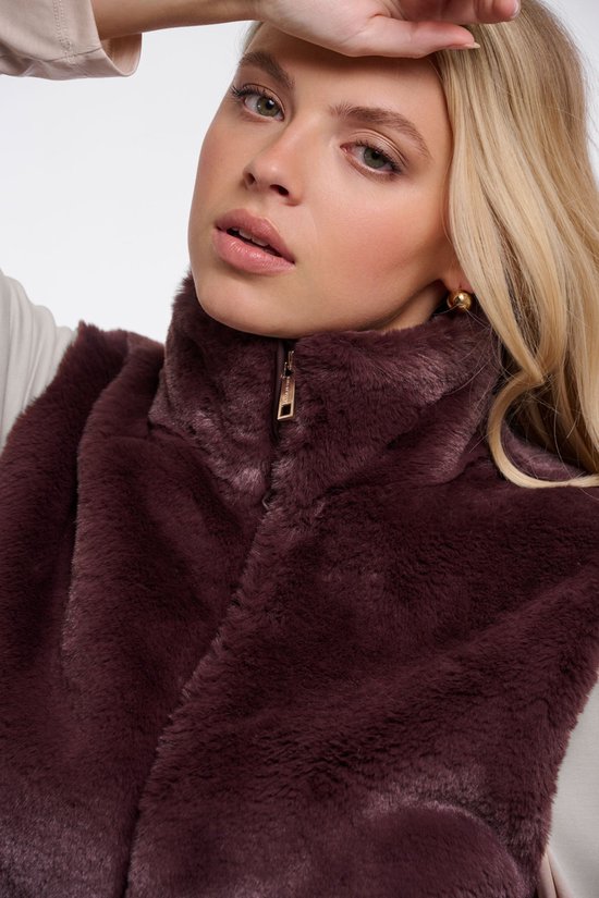 Bruin, kort bontgilet van Rino & Pelle met ritssluiting. Model draagt gilet.