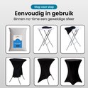 Zes afbeeldingen tonen hoe de zwarte statafelrok van spandex wordt bevestigd aan een inklapbare statafel. De hoes is kreukvrij en rekbaar.