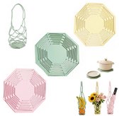 Een set van acht-zijdige onderzetters in groen, geel en roze. Een groene mand met een vergelijkbaar patroon wordt getoond met fruit, bloemen en een paraplu.