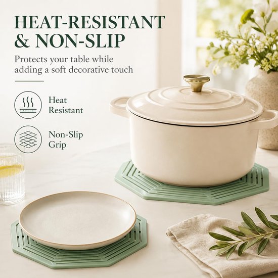 Groene, acht-zijdige onderzetter met een gatpatroon, beschermt een tafel onder een witte pan en een bord. Hittebestendig & anti-slip.