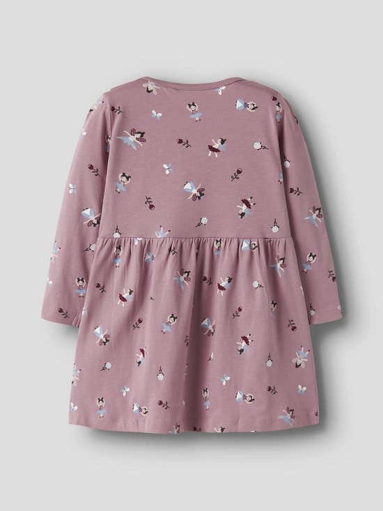 Achterkant van een lichtroze jurk met lange mouwen en ballerina- en bloemenprint.
