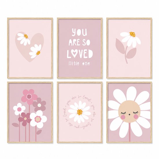 Zes posters in houten lijstjes met roze achtergronden: hart met bloemen, tekst 'YOU ARE SO LOVED', bloem, bloemen op stelen, bloem met tekst, bloem met gezichtje.