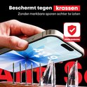 Main tenant un smartphone avec verre de protection, protégé contre les rayures. Protection complète.
