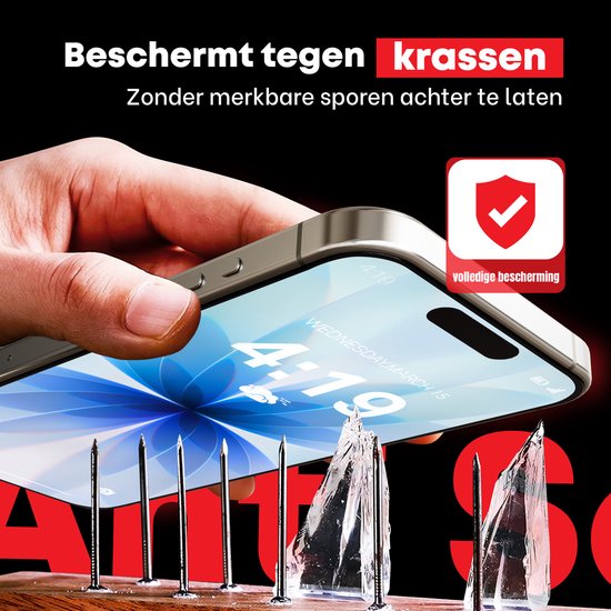 Main tenant un smartphone avec verre de protection, protégé contre les rayures. Protection complète.
