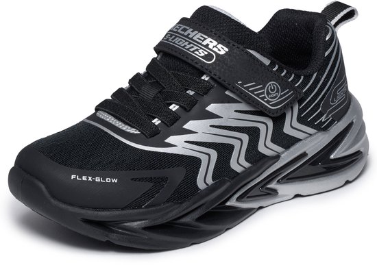 Zwarte Skechers Flex-Glow sneaker vanuit een schuine hoek, met klittenbandsluiting en lichtgevende zool.