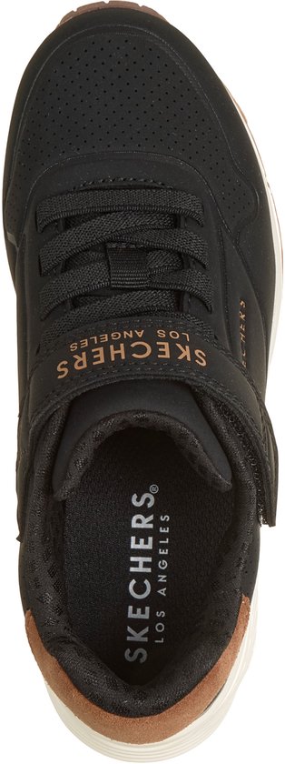 Bovenaanzicht van zwarte Skechers sneaker met klittenband, bruine hiel en beige zool.