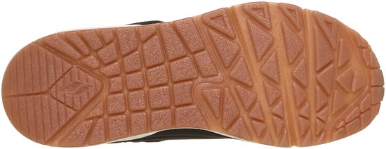 Zool van een bruine Skechers sneaker met grof profiel.