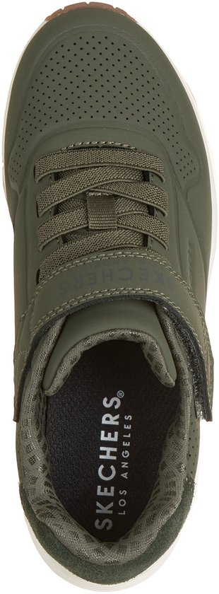 Bovenkant van een groene Skechers UNO sneaker, met klittenbandsluiting en veters.