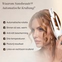 Een vrouw met golvend blond haar gebruikt de Sansbeauté automatische krultang.