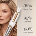 Vrouw met golvend blond haar en gouden automatische krultang. 98% minder pluis, 95% meer glans.
