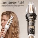 Vrouw met gouden automatische krultang in blond haar. Lange, glanzende krullen.