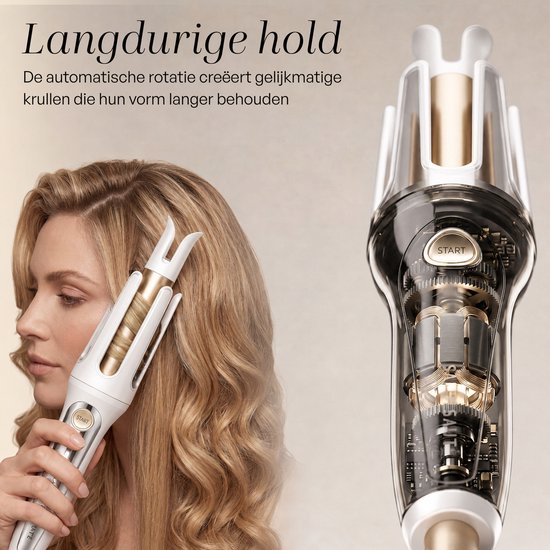 Vrouw met gouden automatische krultang in blond haar. Lange, glanzende krullen.