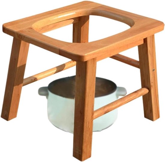 Houten stoel met een opening, een metalen pot eronder, op een witte achtergrond.