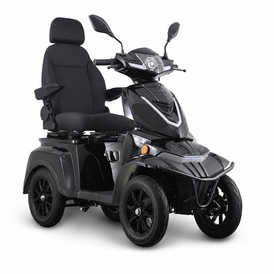 Zwarte vierwiel scootmobiel met een comfortabele stoel, verstelbare rugleuning en spiegels. Moderne koplamp en indicatorverlichting.
