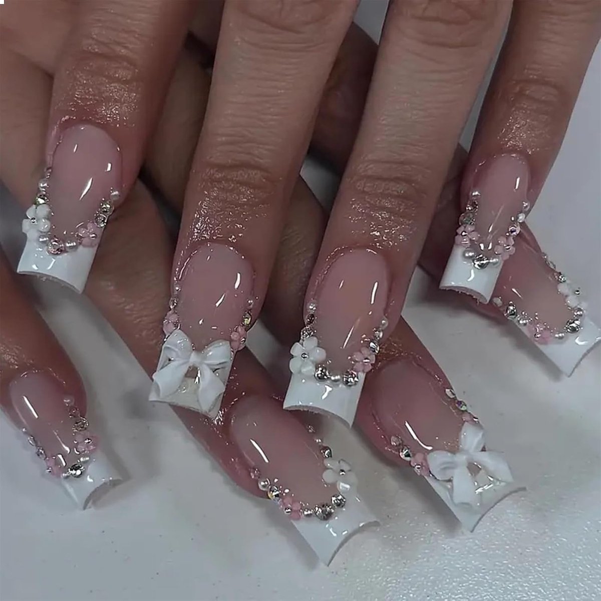 Vierkante Druknagels Lange Lengte Franse Tip Nagels Druknagels met Strass en Strikontwerp Acryl Kunstnagels 24 Stuks