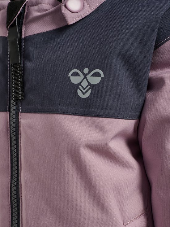 Roze jas met donkergrijs blok op de borst met hummel logo.