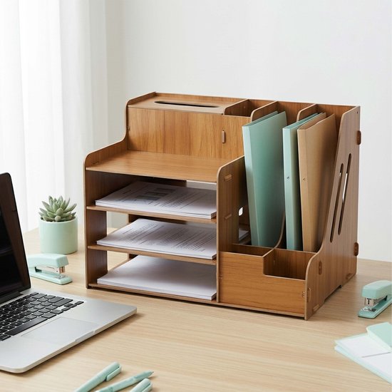 Houten bureau organizer met documenten, mappen, laptop en plantje.