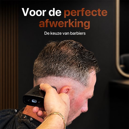 Barbier werkt neklijn van klant bij met zwart scheerapparaat met Viking-logo.
