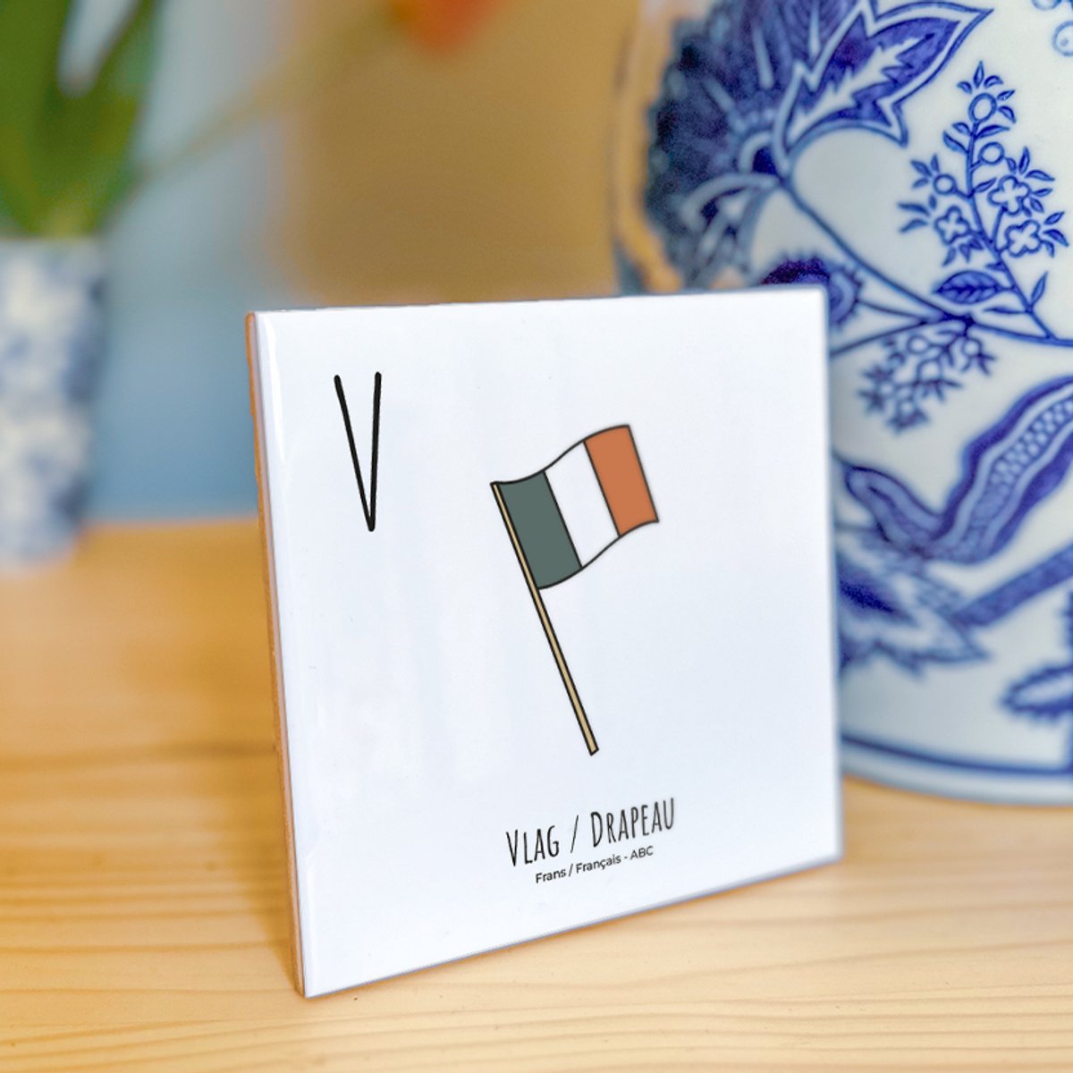 Vlag / Drapeau - ABC tegeltje Frankrijk-France - Keramiek met Handgetekende Illustratie - Wanddecoratie - Woondecoratie - Relatiegeschenk - Souvenir - 10,8 x 10,8 cm