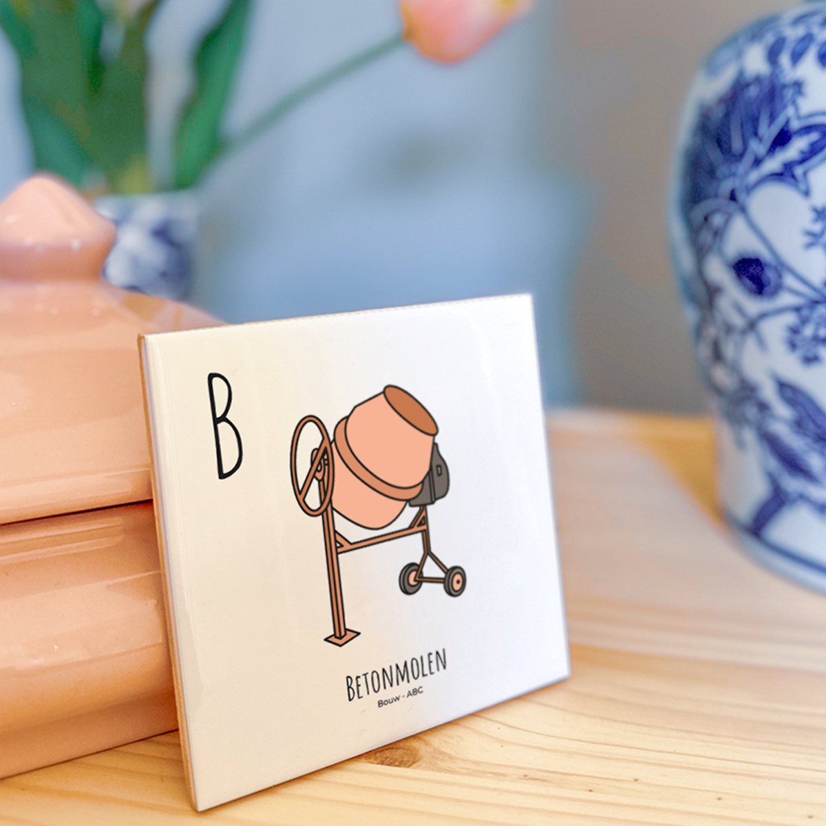 Betonmolen - ABC tegeltje Bouwen - Keramiek met Handgetekende Illustratie - Wanddecoratie - Woondecoratie - Relatiegeschenk - Souvenir - 10,8 x 10,8 cm