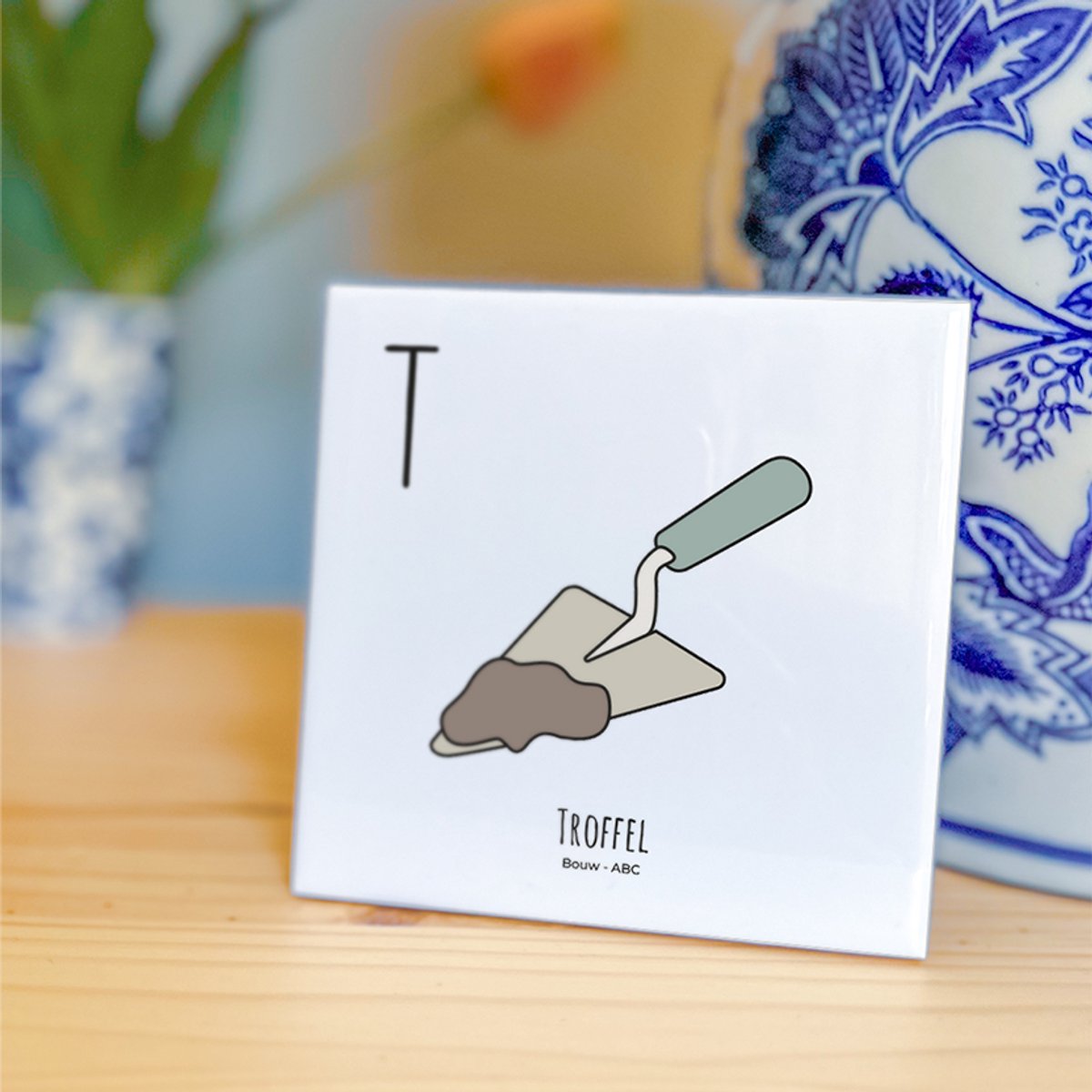 Troffel - ABC tegeltje Bouwen - Keramiek met Handgetekende Illustratie - Wanddecoratie - Woondecoratie - Relatiegeschenk - Souvenir - 10,8 x 10,8 cm