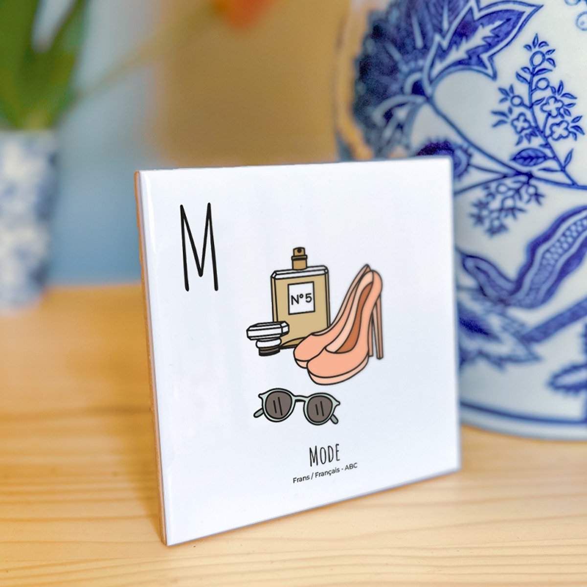 Mode - ABC tegeltje Frankrijk-France - Keramiek met Handgetekende Illustratie - Wanddecoratie - Woondecoratie - Relatiegeschenk - Souvenir - 10,8 x 10,8 cm