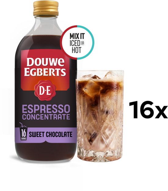 Douwe Egberts espresso concentrate, zoete chocolade smaak, in fles met glas en ijsblokjes.