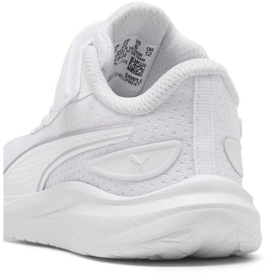 Achterkant van een witte kindersportschoen van Puma met klittenbandsluiting. Puma logo zichtbaar.