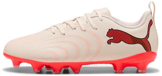 Lichtbruine voetbalschoen met rode Puma-katlogo op de zijkant en rode zool met noppen.