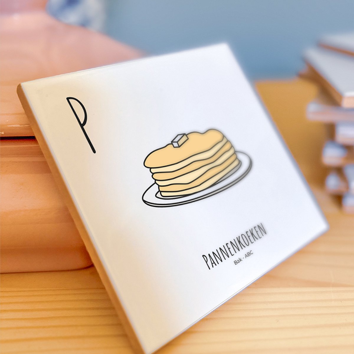 Pannenkoeken - ABC tegeltje Bakken - Keramiek met Handgetekende Illustratie - Wanddecoratie - Woondecoratie - Relatiegeschenk - Souvenir - 10,8 x 10,8 cm