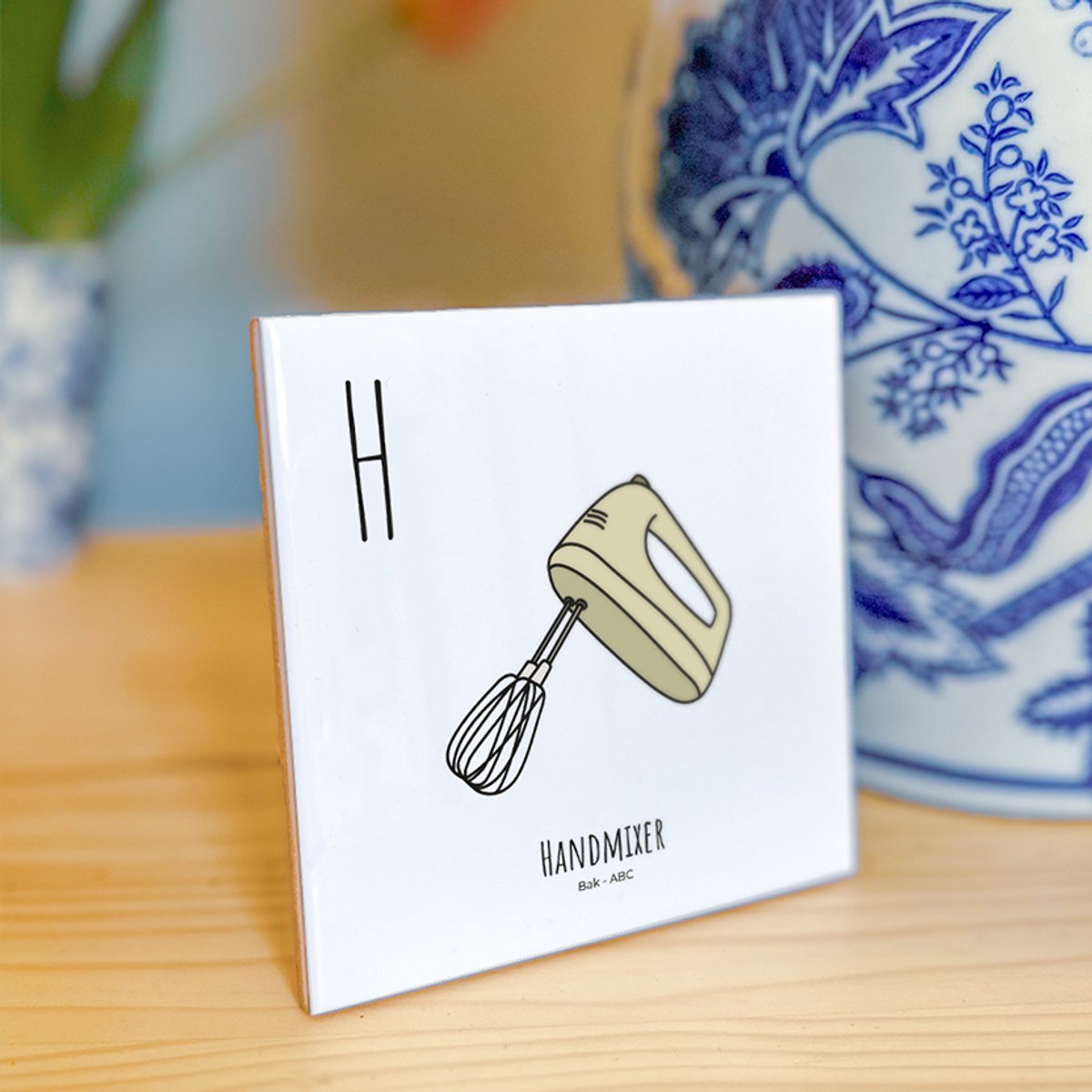Handmixer - ABC tegeltje Bakken - Keramiek met Handgetekende Illustratie - Wanddecoratie - Woondecoratie - Relatiegeschenk - Souvenir - 10,8 x 10,8 cm