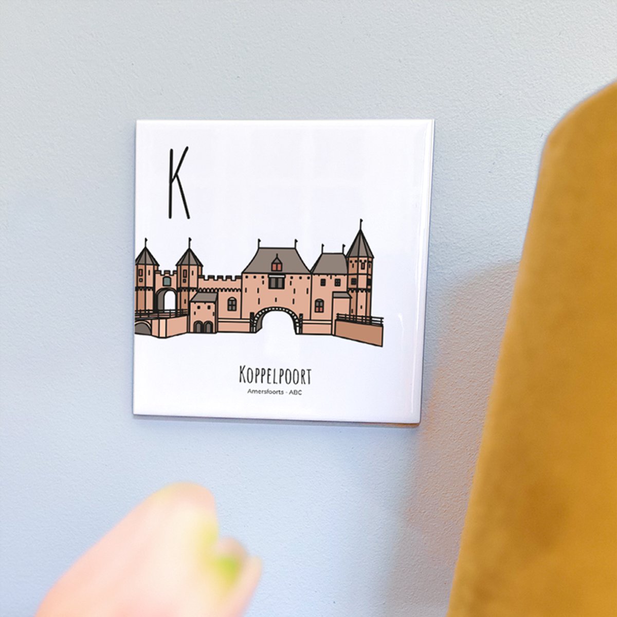 Koppelpoort - ABC tegeltje Amersfoort - Keramiek met Handgetekende Illustratie - Wanddecoratie - Woondecoratie - Relatiegeschenk - Souvenir - 10,8 x 10,8 cm