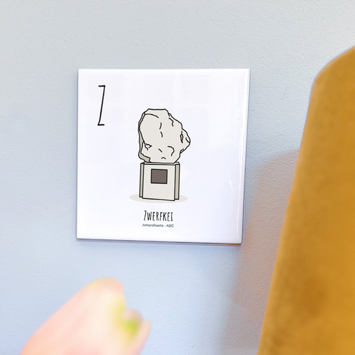 Zwerfkei - ABC tegeltje Amersfoort - Keramiek met Handgetekende Illustratie - Wanddecoratie - Woondecoratie - Relatiegeschenk - Souvenir - 10,8 x 10,8 cm