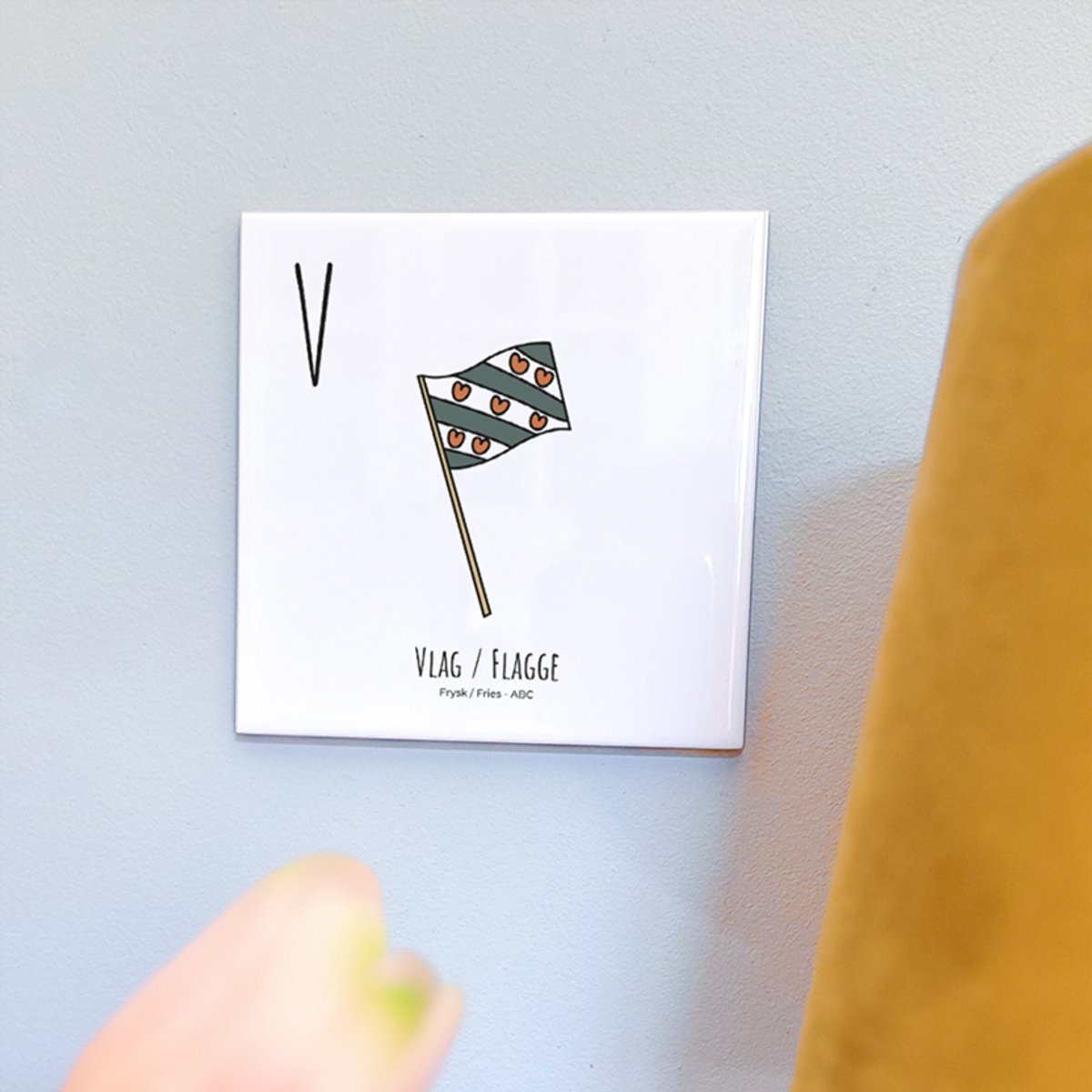 Vlag / Flagge - ABC tegeltje Fryslân-Friesland - Keramiek met Handgetekende Illustratie - Wanddecoratie - Woondecoratie - Relatiegeschenk - Souvenir - 10,8 x 10,8 cm