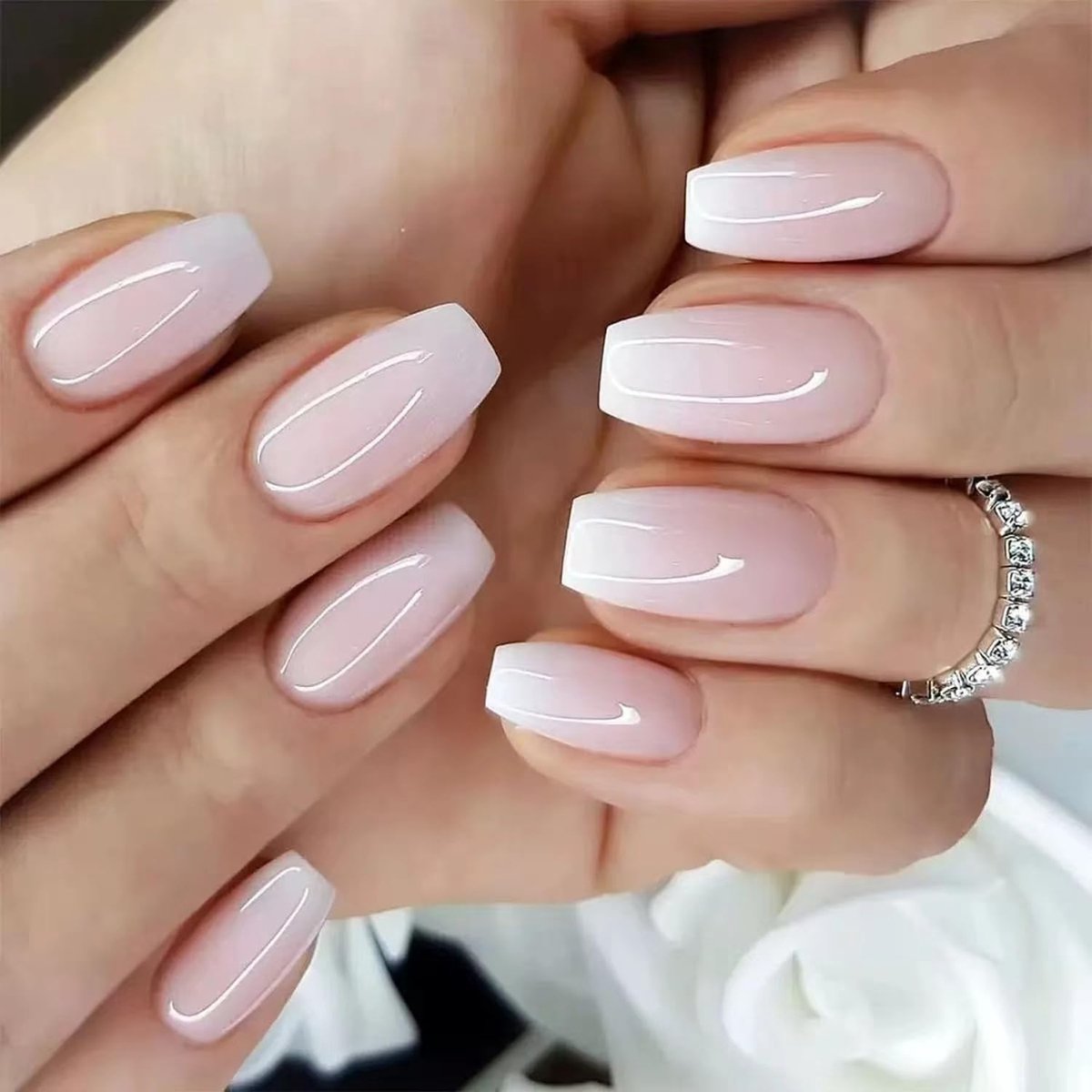 24 STUKS Nepnagels, Druknagels Franse Tip Nepnagels Kiss Nails Nepnagels Korte Plaknagels Franse Nagels voor Vrouwen en Meisjes Dagelijkse Draagwijze