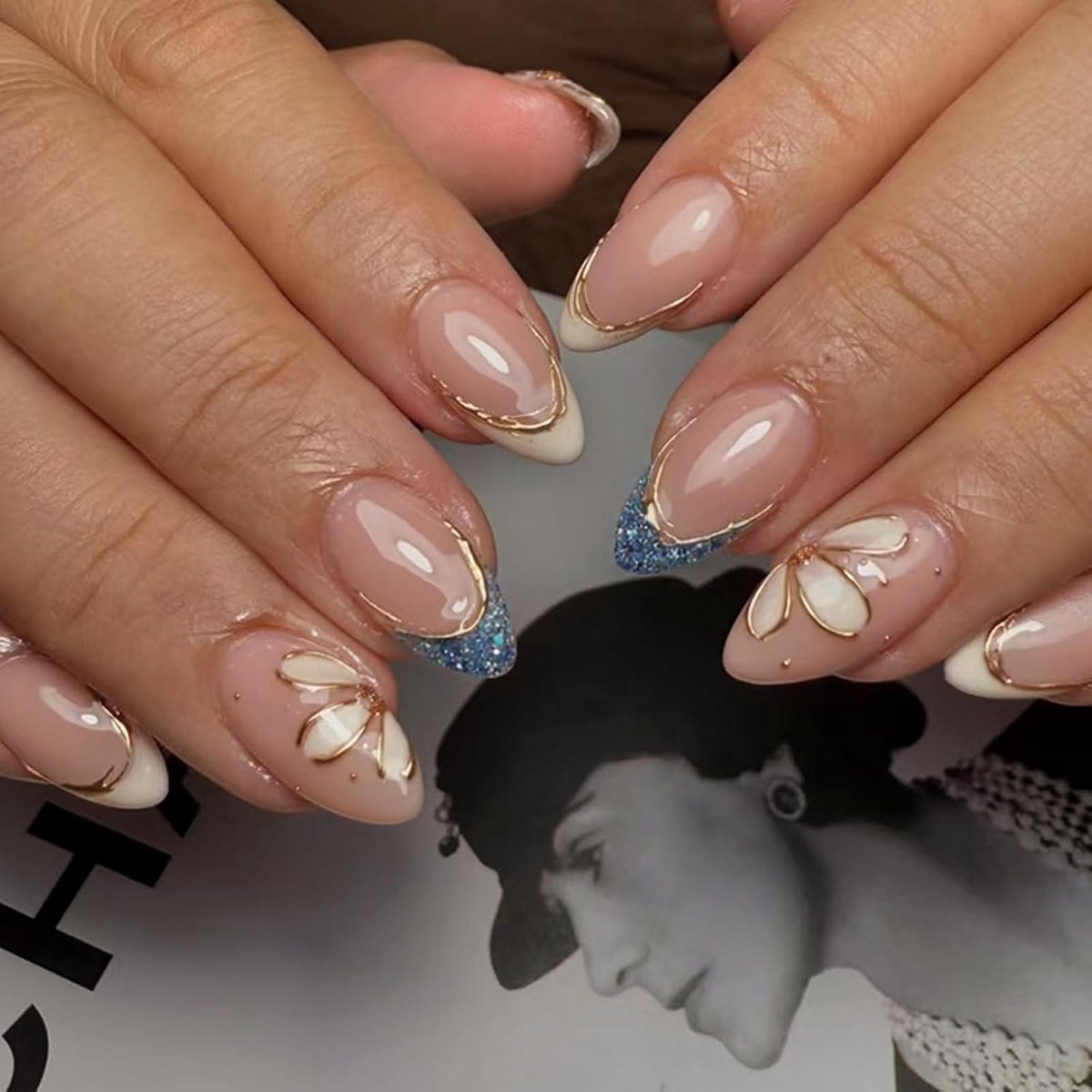 Persnagels kort - 24 stuks Franse tips - 3D gouden lijn met witte bloem - Eenvoudig aan te brengen - ShopVlot