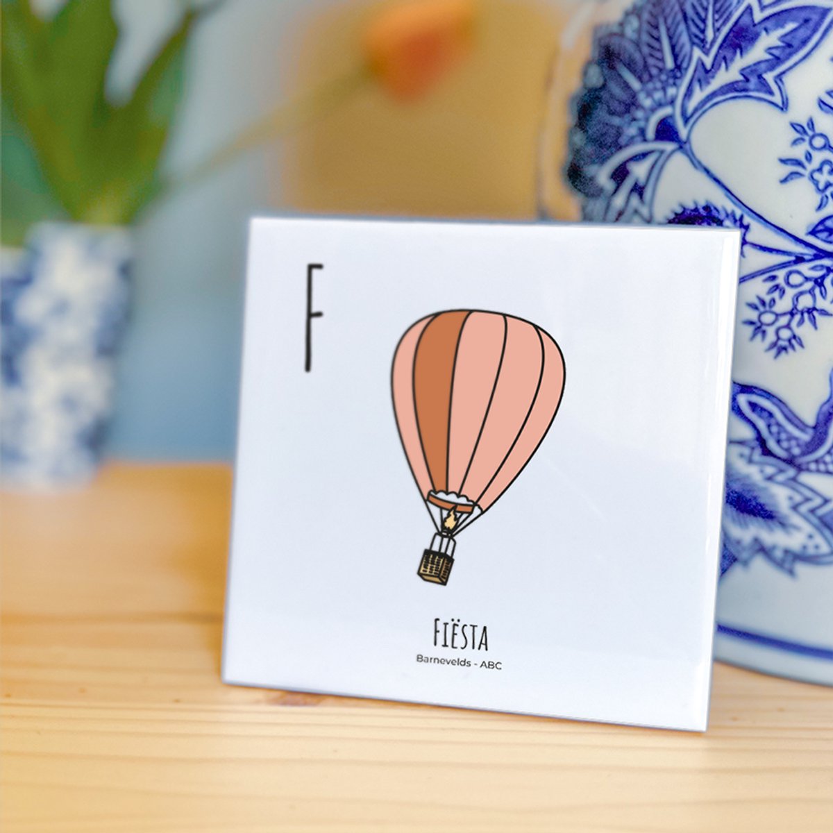 Fiësta - ABC tegeltje Barneveld - Keramiek met Handgetekende Illustratie - Wanddecoratie - Woondecoratie - Relatiegeschenk - Souvenir - 10,8 x 10,8 cm