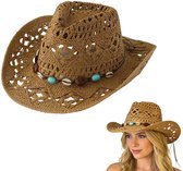 Een bruine, opengewerkte strooien cowboyhoed met schelpen en turquoise kralen, afgebeeld op een witte achtergrond.