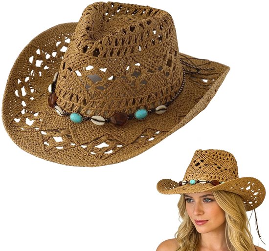 Een bruine, opengewerkte strooien cowboyhoed met schelpen en turquoise kralen, afgebeeld op een witte achtergrond.