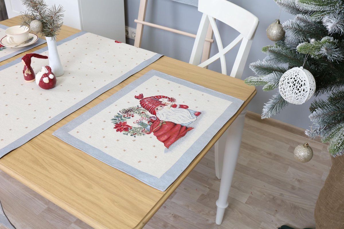 Omgoods - Kerst Tafelloper Gnome Gifts 140 x 45 cm van Jacquard