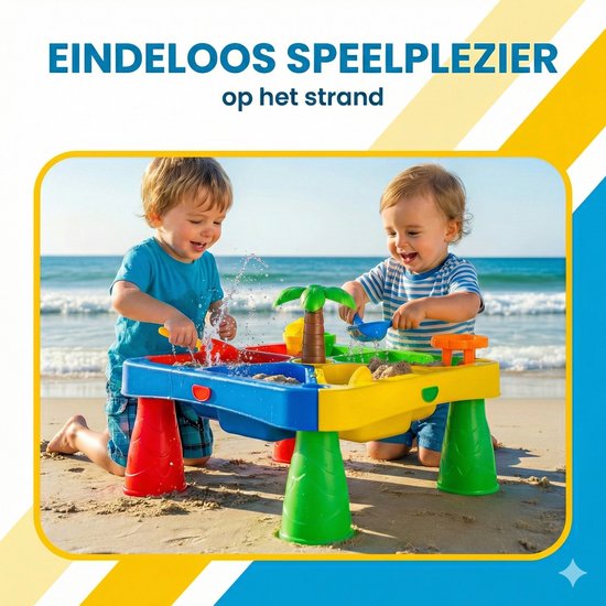 Twee lachende baby's spelen op het strand met een zand- en watertafel vol water en zand, met de zee op de achtergrond.