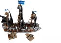 Een LEGO piratenschip met zwarte zeilen, bruine en grijze romp, de zijkanten van de romp kunnen worden geopend.