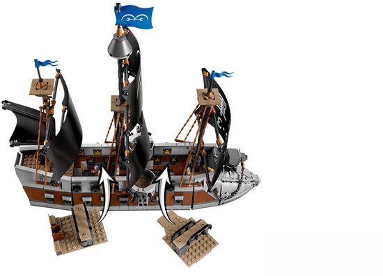 Een LEGO piratenschip met zwarte zeilen, bruine en grijze romp, de zijkanten van de romp kunnen worden geopend.